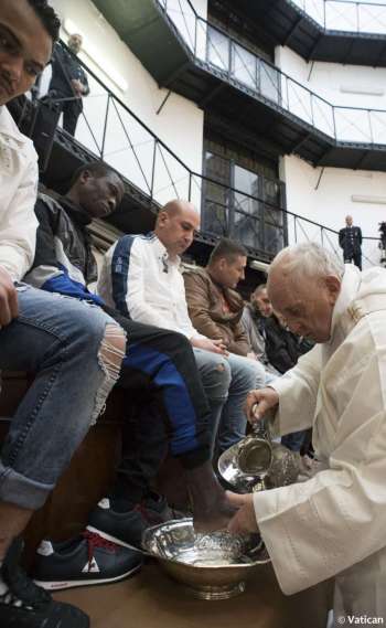 Francisco na cerimnia do lava-ps na priso Regina Coeli, em Roma