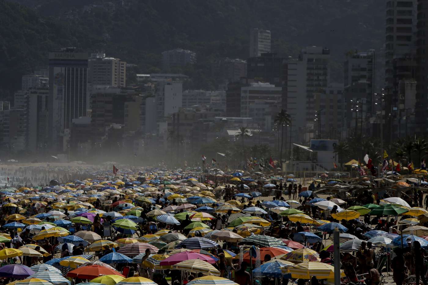 Cariocas aproveitam o dia de calor para curtir uma praia