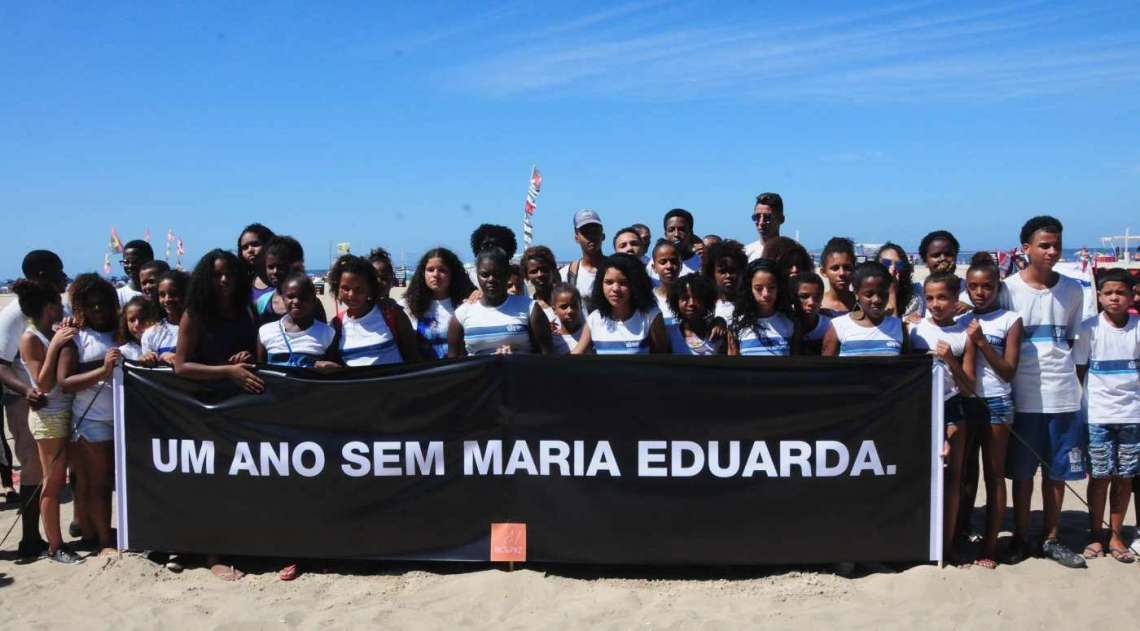 Rio de Paz faz manifestação na Praia de Copacabana em homenagem à Maria Eduarda