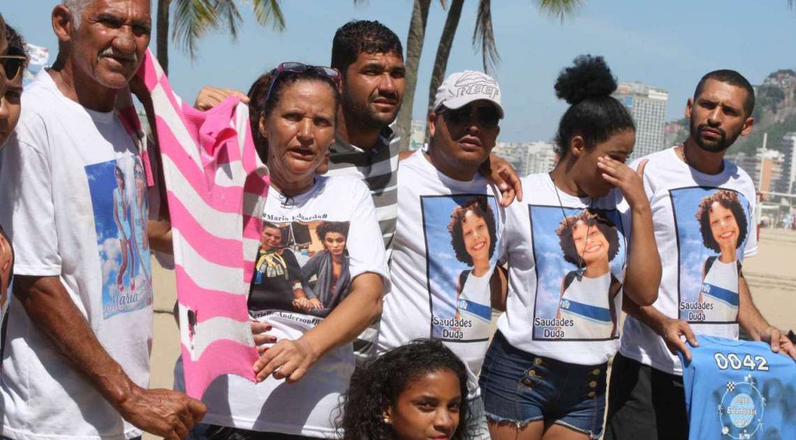 Rio de Paz faz manifestação na Praia de Copacabana em homenagem à Maria Eduarda