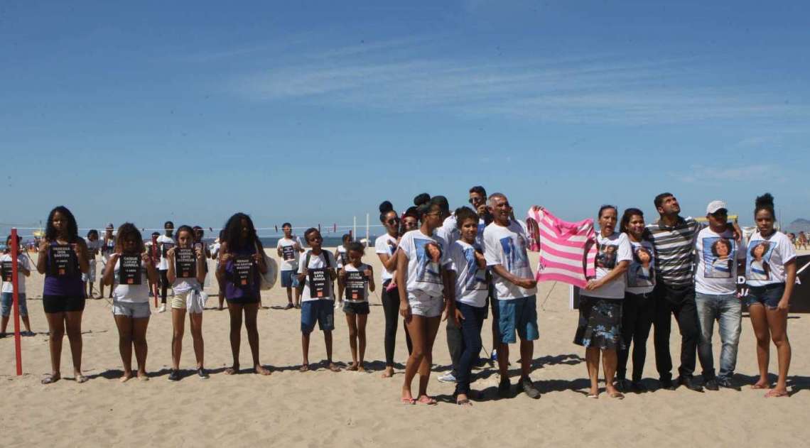 Rio de Paz faz manifestação na Praia de Copacabana em homenagem à Maria Eduarda