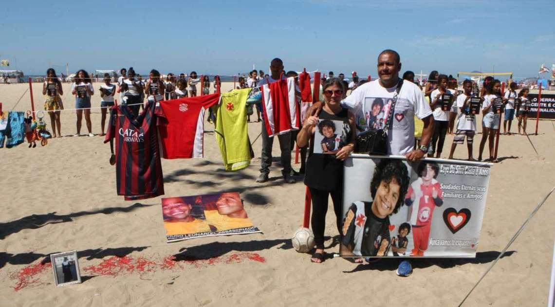 Rio de Paz faz manifestação na Praia de Copacabana em homenagem à Maria Eduarda