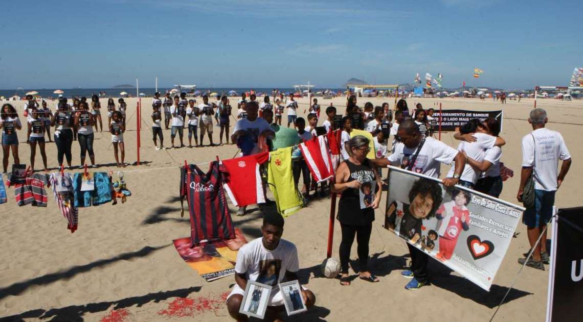 Rio de Paz fez manifesta��o na Praia de Copacabana em homenagem � Maria Eduarda
