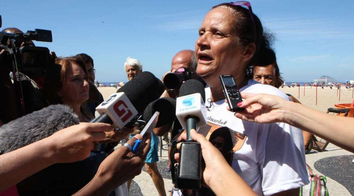 Rio de Paz faz manifestação na Praia de Copacabana em homenagem à Maria Eduarda