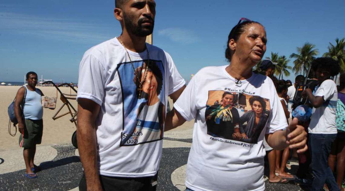 Rio de Paz faz manifestação na Praia de Copacabana em homenagem à Maria Eduarda