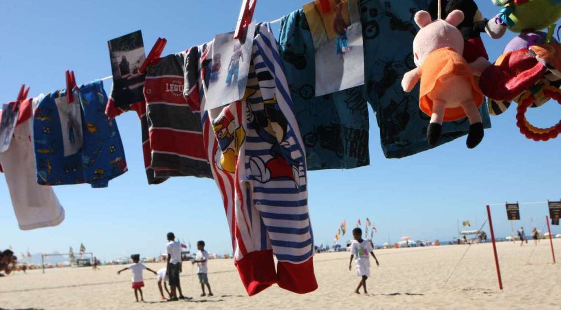 Rio de Paz faz manifestação na Praia de Copacabana em homenagem à Maria Eduarda