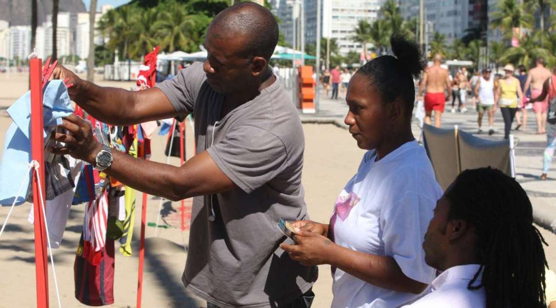 Rio de Paz faz manifestação na Praia de Copacabana em homenagem à Maria Eduarda