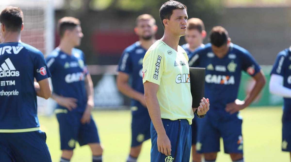 Auxiliar técnico Mauricio Barbieri comanda o treino do Flamengo