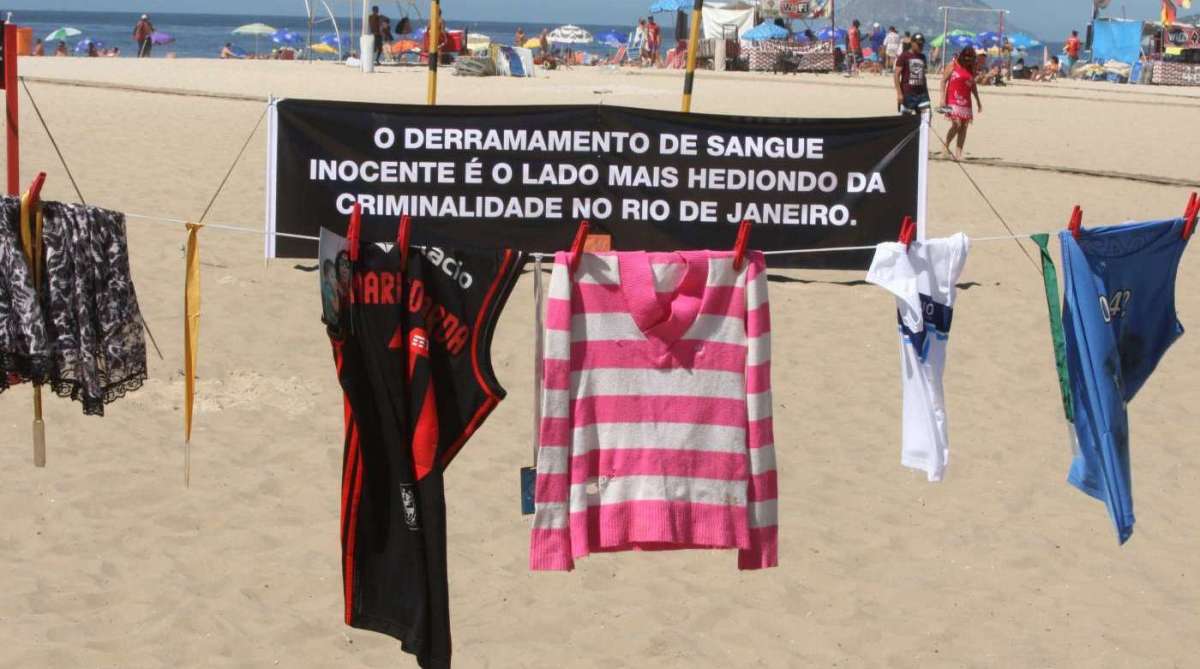 Rio de Paz faz manifesta&ccedil;&atilde;o na Praia de Copacabana em homenagem &agrave; Maria Eduarda.Personagem,M&atilde;e da Maria Eduarda, morta na Pedreira faz um ano