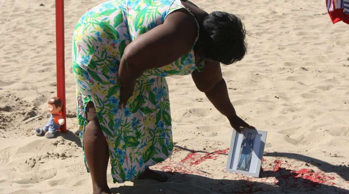 Rio de Paz faz manifesta&ccedil;&atilde;o na Praia de Copacabana em homenagem &agrave; Maria Eduarda.Personagem,M&atilde;e da Maria Eduarda, morta na Pedreira faz um ano