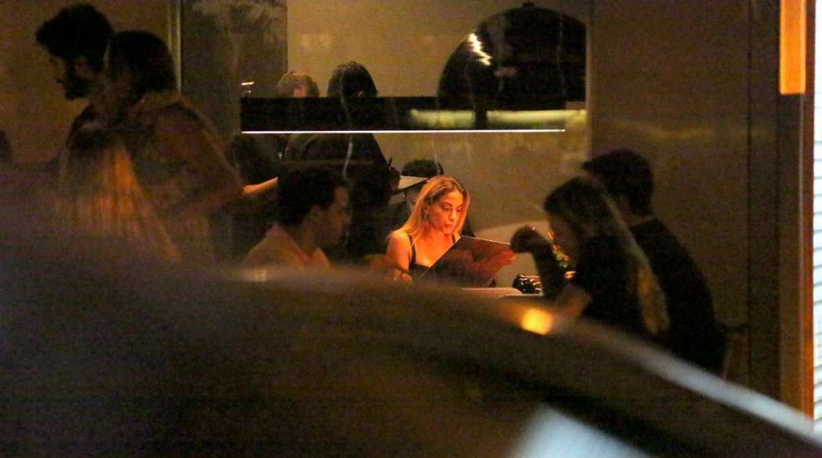 Anitta vai a restaurante de comida japonesa com amigos