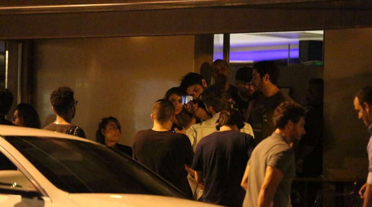 Anitta vai a restaurante de comida japonesa com amigos