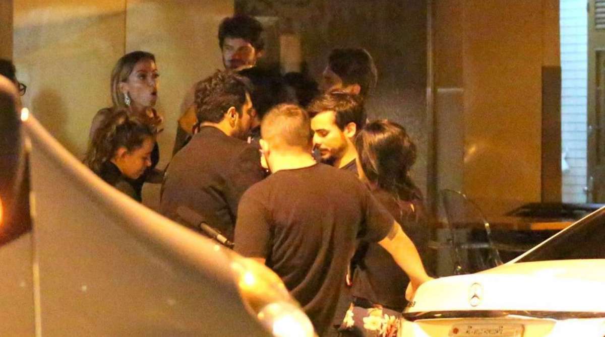 Anitta vai a restaurante de comida japonesa com amigos