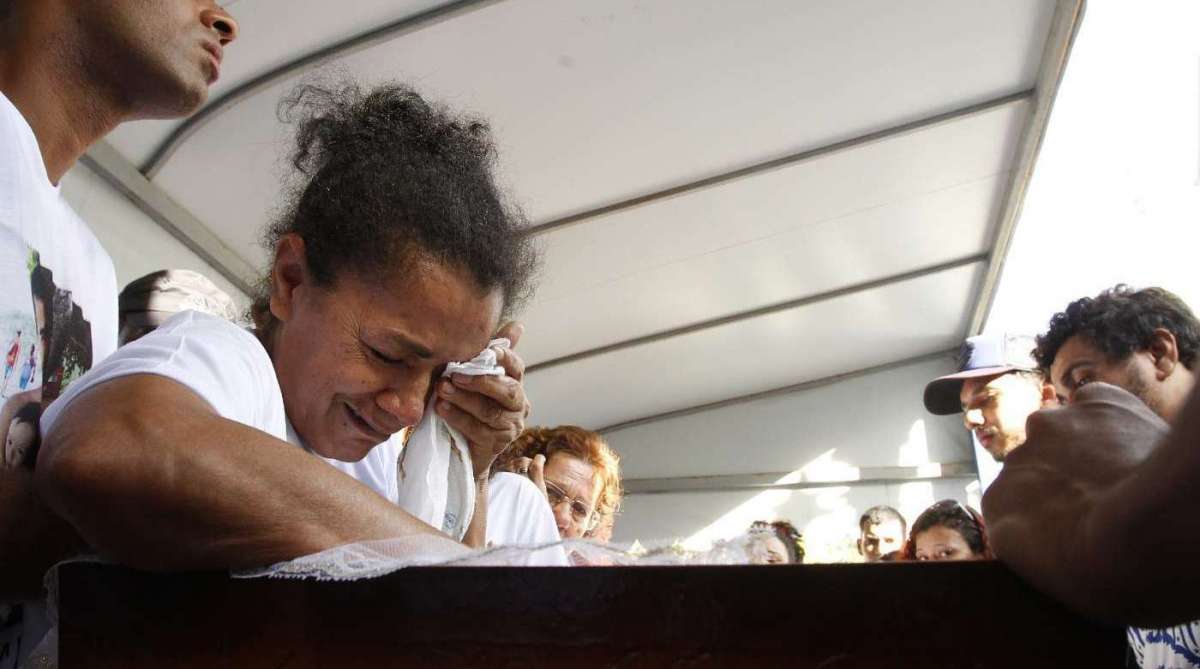 2018-03-31 - Sepultamento de Davidson Farias de Sousa, de 28 anos, baleado na varanda de casa, na Rocinha, enquanto segurava o filhe de dez meses no colo. O funeral foi realizado no cemit&eacute;rio S&atilde;o Jo&atilde;o Batista, em Botafogo, zona sul do Rio. A fam&iacute;lia acusa policiais de serem respons&aacute;veis pela morte de Davidson. Na imagem, a m&atilde;e da v&iacute;tima diante do corpo do filho. Foto de Alexandre Brum / Ag&ecirc;ncia O Dia - POLICIA INTERVEN&Ccedil;&Atilde;O MILITAR RIO DE JANEIRO CIDADE PM MILITAR EX&Eacute;RCITO AERON&Aacute;UTICA MARINHA CML SEGURAN&Ccedil;A P&Uacute;BLICA ROCINHA FAVELA COMUNIDADE ENTERRO