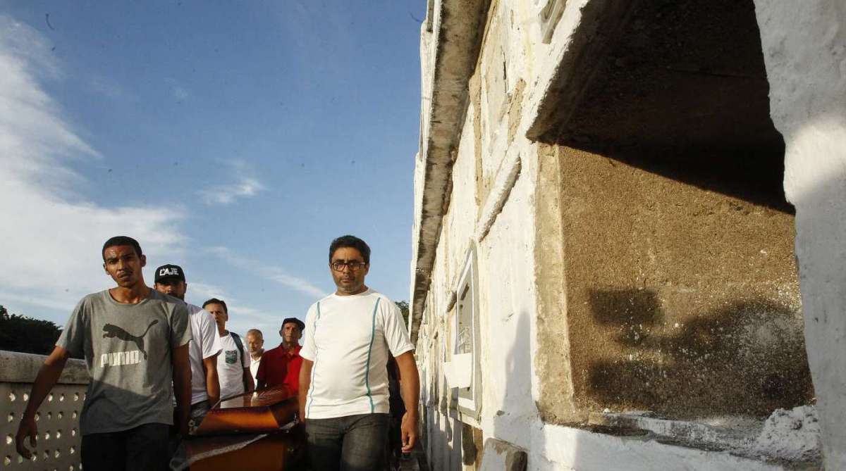 2018-03-31 - Sepultamento de Davidson Farias de Sousa, de 28 anos, baleado na varanda de casa, na Rocinha, enquanto segurava o filhe de dez meses no colo. O funeral foi realizado no cemit&eacute;rio S&atilde;o Jo&atilde;o Batista, em Botafogo, zona sul do Rio. A fam&iacute;lia acusa policiais de serem respons&aacute;veis pela morte de Davidson. Na imagem, a m&atilde;e da v&iacute;tima diante do corpo do filho. Foto de Alexandre Brum / Ag&ecirc;ncia O Dia - POLICIA INTERVEN&Ccedil;&Atilde;O MILITAR RIO DE JANEIRO CIDADE PM MILITAR EX&Eacute;RCITO AERON&Aacute;UTICA MARINHA CML SEGURAN&Ccedil;A P&Uacute;BLICA ROCINHA FAVELA COMUNIDADE ENTERRO