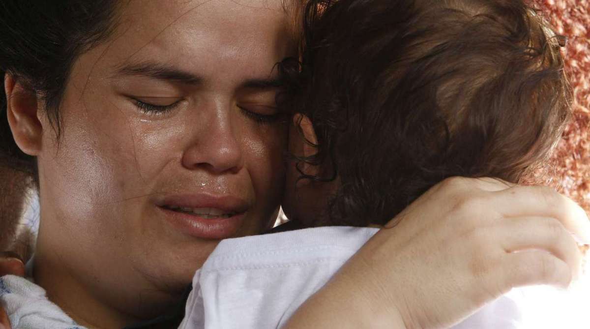 2018-03-31 - Sepultamento de Davidson Farias de Sousa, de 28 anos, baleado na varanda de casa, na Rocinha, enquanto segurava o filhe de dez meses no colo. O funeral foi realizado no cemit&eacute;rio S&atilde;o Jo&atilde;o Batista, em Botafogo, zona sul do Rio. A fam&iacute;lia acusa policiais de serem respons&aacute;veis pela morte de Davidson. Na imagem, a m&atilde;e da v&iacute;tima diante do corpo do filho. Foto de Alexandre Brum / Ag&ecirc;ncia O Dia - POLICIA INTERVEN&Ccedil;&Atilde;O MILITAR RIO DE JANEIRO CIDADE PM MILITAR EX&Eacute;RCITO AERON&Aacute;UTICA MARINHA CML SEGURAN&Ccedil;A P&Uacute;BLICA ROCINHA FAVELA COMUNIDADE ENTERRO