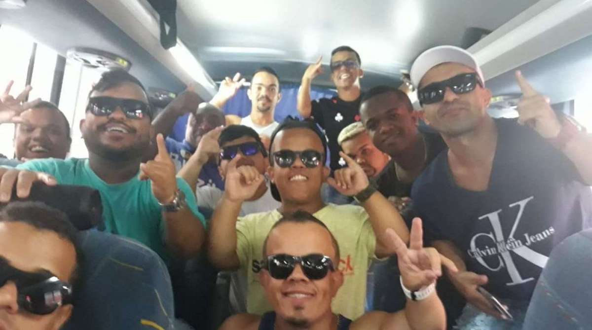 Os anões do Carioquinhas-RJ em pose antes da partida que consagrou a superioridade sobre os baixinhos paulistas