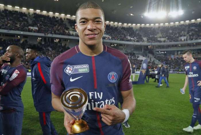 Mbappé defende o PSG, por empréstimo do Monaco