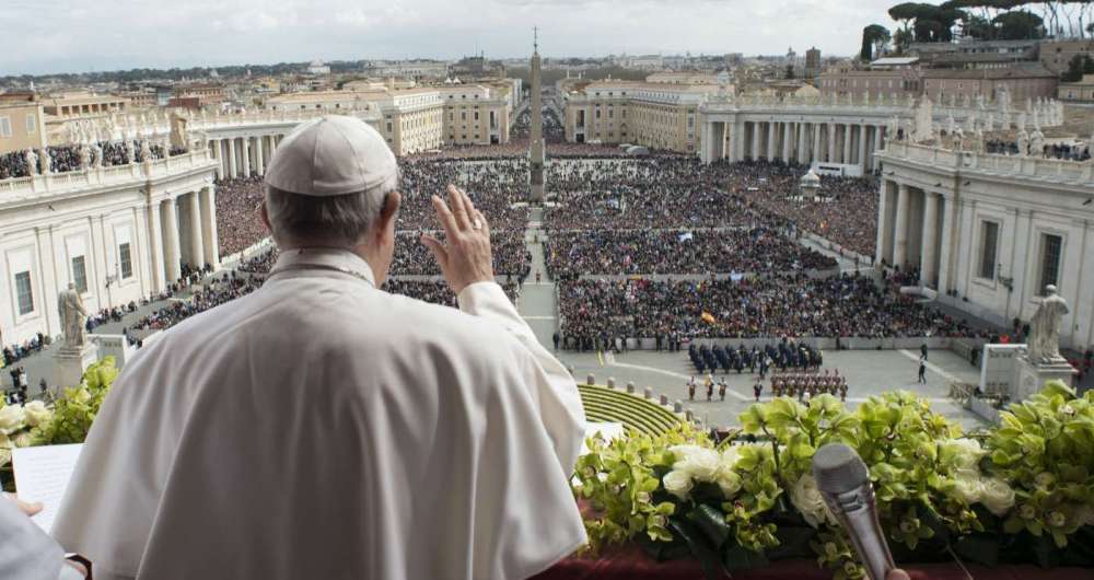 Papa Francisco abenoa cerca de 80 mil fiis na Praa So Pedro aps mensagem da Pscoa, e pede o fim dos conflitos no planeta