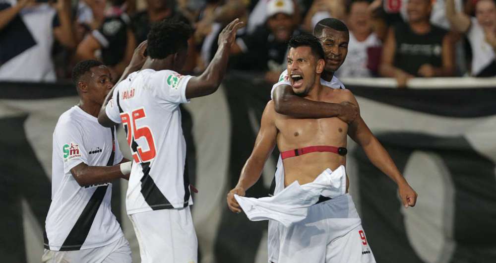 Andrés Rios vibra com o gol da vitória do Vasco