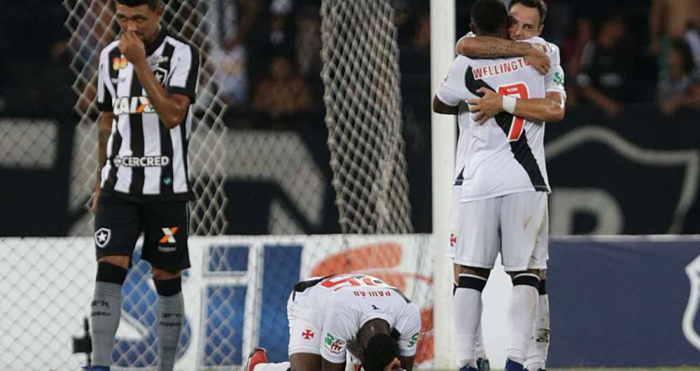 Paul�o (E), Wellington e Des�bato se emocionam ap�s o apito final: vit�ria nos descontos