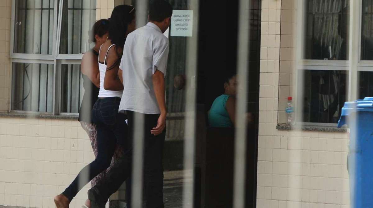 Crian&ccedil;a &eacute; morta com tiro disparado por bandidos em Mangaratiba. Ela estava com o pai no carro perto do Morro do Chap&eacute;u bandidos atiraram. A pequena Brenda Valentina Alves Oliveira Aleixo foi atingida na cabe&ccedil;a. Amigos e parentes da menina, estiveram no IML de Campo Grande para liberar o corpo da Crian&ccedil;a.Amigo da fam&iacute;lia distribuiu uma carta para a imprensa.           