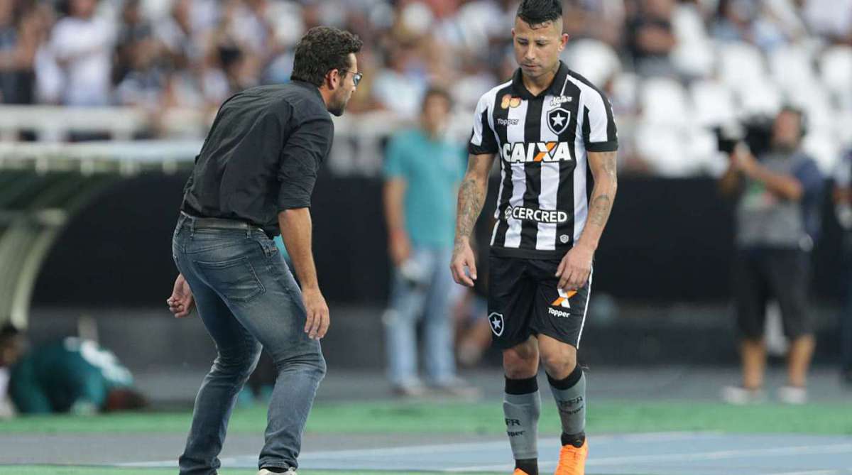 01/04 /2018 - Botafogo e Vasco  se enfrentam pela final do Campeonato Carioca. O duelo está marcado para domingo de Páscoa (01) , no Engenhão. BOTAFOGO (provável escalação) ?.? Gatito Fernández (Jefferson), Marcinho, Igor Rabello, Carli e Moisés; Marcelo, Rodrigo Lindoso e Renatinho; Leo Valencia, Brenner e Luiz Fernando. Técnico: Alberto Valentim. VASCO (provável escalação) ?.? Martín Silva, Yago Pikachu, Paulão, Erazo e Fabrício; Leandro Desábato, Wellington e Giovanni Augusto; Andrés Rios, Riascos e Wagner. Técnico: Zé Ricardo. Foto: Daniel Castelo Branco / Agência O Dia