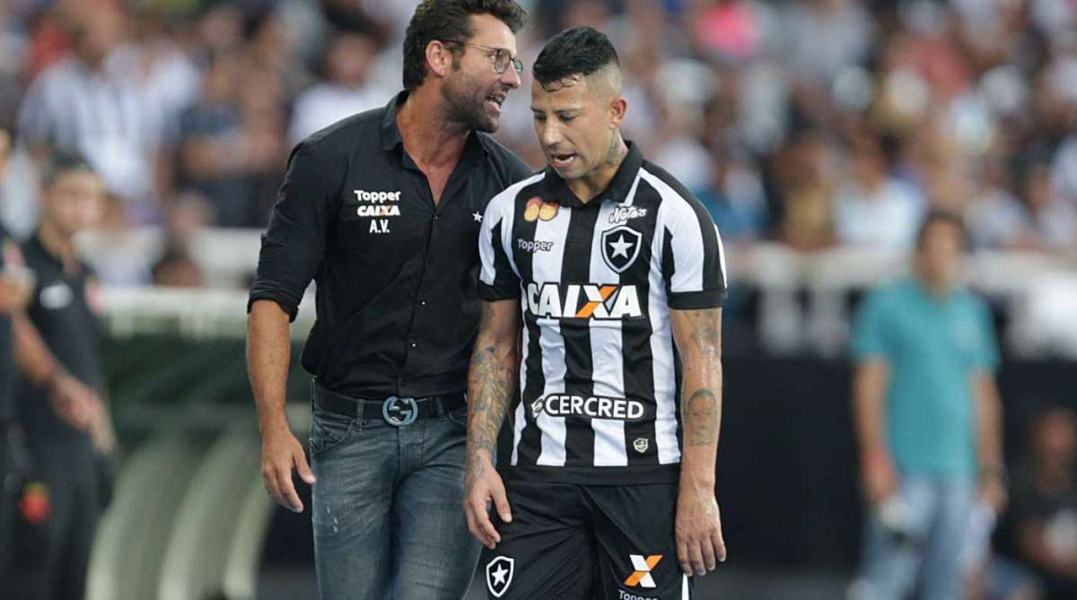 01/04 /2018 - Botafogo e Vasco  se enfrentam pela final do Campeonato Carioca. O duelo está marcado para domingo de Páscoa (01) , no Engenhão. BOTAFOGO (provável escalação) ?.? Gatito Fernández (Jefferson), Marcinho, Igor Rabello, Carli e Moisés; Marcelo, Rodrigo Lindoso e Renatinho; Leo Valencia, Brenner e Luiz Fernando. Técnico: Alberto Valentim. VASCO (provável escalação) ?.? Martín Silva, Yago Pikachu, Paulão, Erazo e Fabrício; Leandro Desábato, Wellington e Giovanni Augusto; Andrés Rios, Riascos e Wagner. Técnico: Zé Ricardo. Foto: Daniel Castelo Branco / Agência O Dia