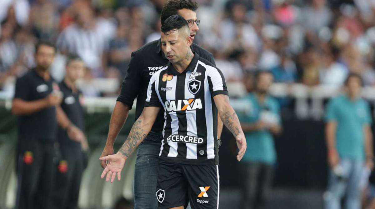 01/04 /2018 - Botafogo e Vasco  se enfrentam pela final do Campeonato Carioca. O duelo está marcado para domingo de Páscoa (01) , no Engenhão. BOTAFOGO (provável escalação) ?.? Gatito Fernández (Jefferson), Marcinho, Igor Rabello, Carli e Moisés; Marcelo, Rodrigo Lindoso e Renatinho; Leo Valencia, Brenner e Luiz Fernando. Técnico: Alberto Valentim. VASCO (provável escalação) ?.? Martín Silva, Yago Pikachu, Paulão, Erazo e Fabrício; Leandro Desábato, Wellington e Giovanni Augusto; Andrés Rios, Riascos e Wagner. Técnico: Zé Ricardo. Foto: Daniel Castelo Branco / Agência O Dia
