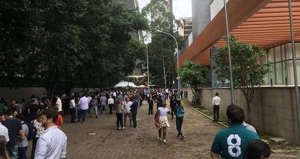 Pr�dios s�o evacuados na regi�o da Avenida Paulista, em S�o Paulo.