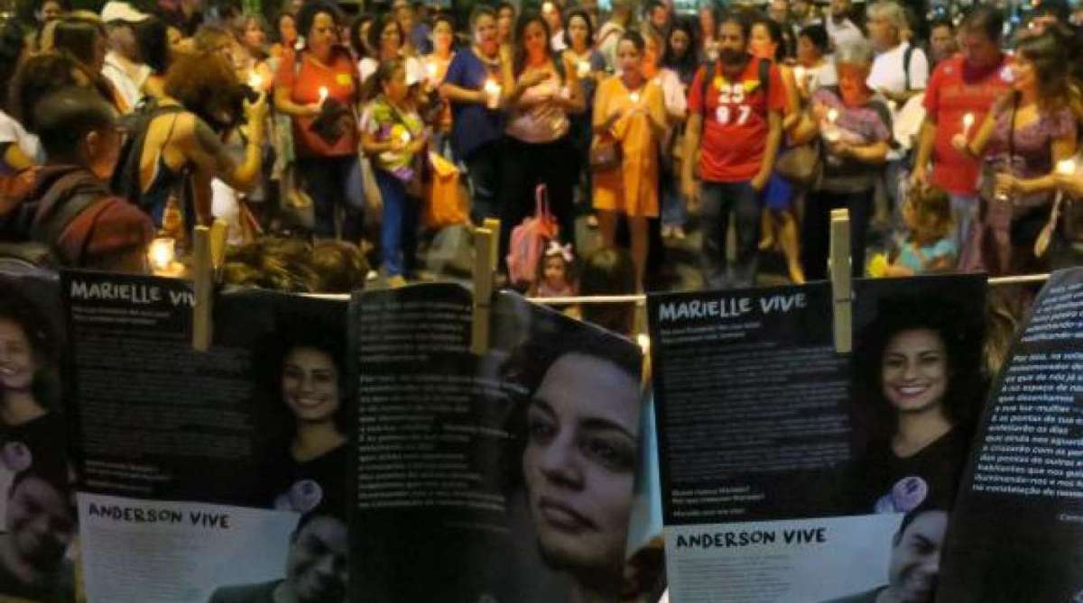 O ato Luzes para Marielle e Anderson reúne manifestantes no Largo do Machado. O público compareceu segurando velas e lanternas