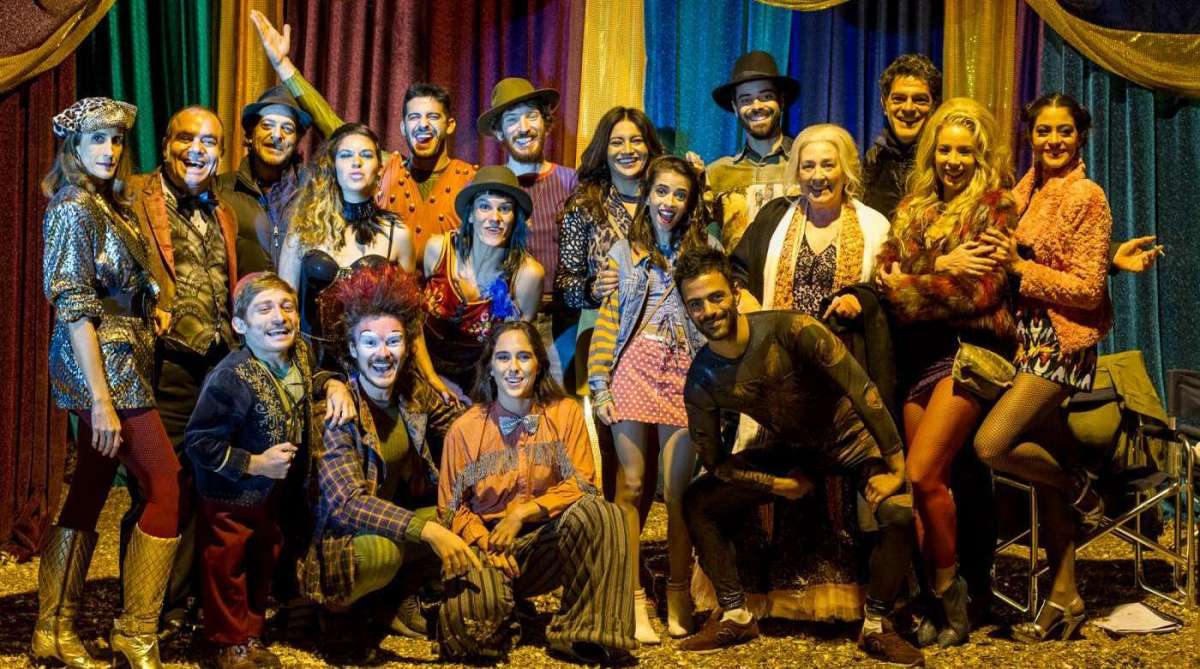 Elenco posa nos bastidores do filme 'Veneza', de Miguel Falabella