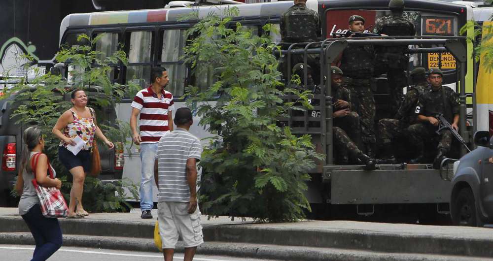 Ap�s reclama��es de moradores pela falta de patrulhamento, soldados circularam ontem nas vias do bairro