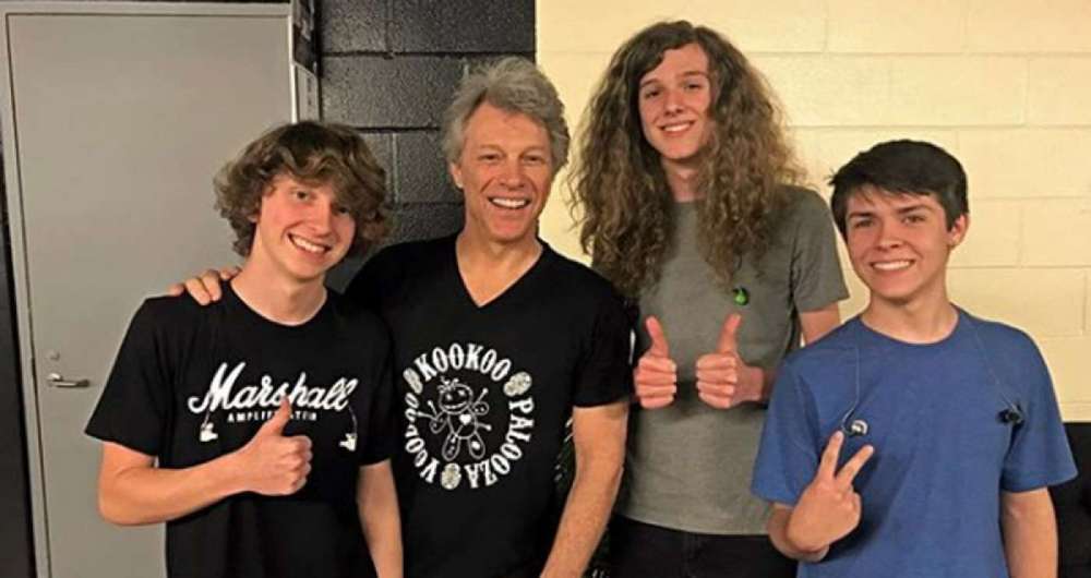 Os jovens Mac Johnson, Cayden Diebold e Jake Douglas, que formam o grupo musical 'The Contagious', posam com Bon Jovi