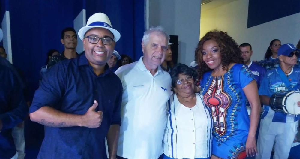 Dudu Nobre (na foto com o presidente Luis Carlos Magalhães, a baluarte Tia Surica e a diretora Nilce Fran) levou público ao delírio na última vez em que cantou na Feijoada, em setembro de 2017