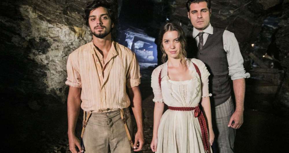 Elisabeta (Nathalia Dill), Darcy (Thiago Lacerda) e Ernesto (Rodrigo Simas)