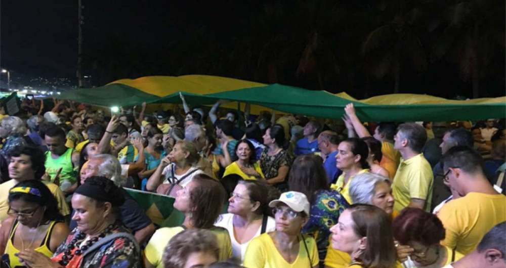 Manifestantes se reuniram em Copacabana contra habeas corpus de Lula