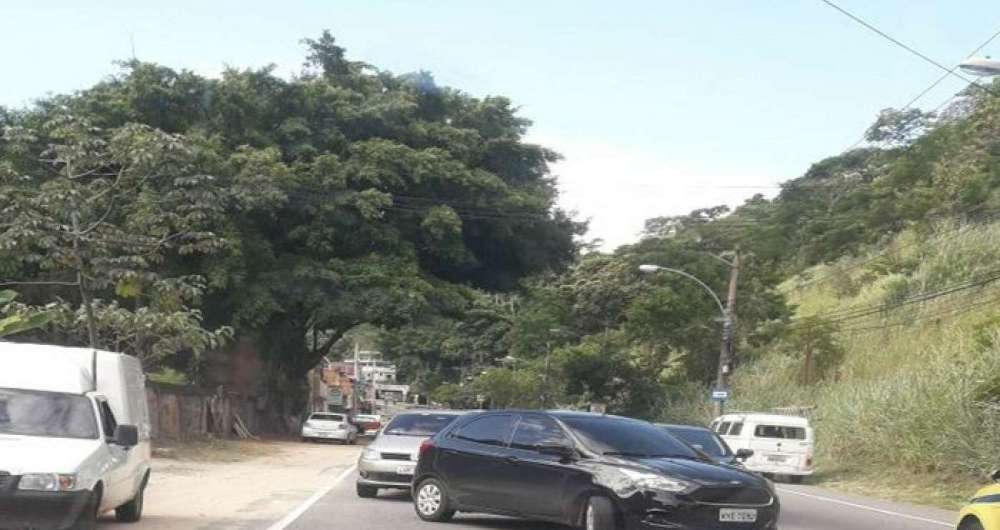 Motoristas volta na contram�o na Graja�-Jacarepagu� depois de assalto