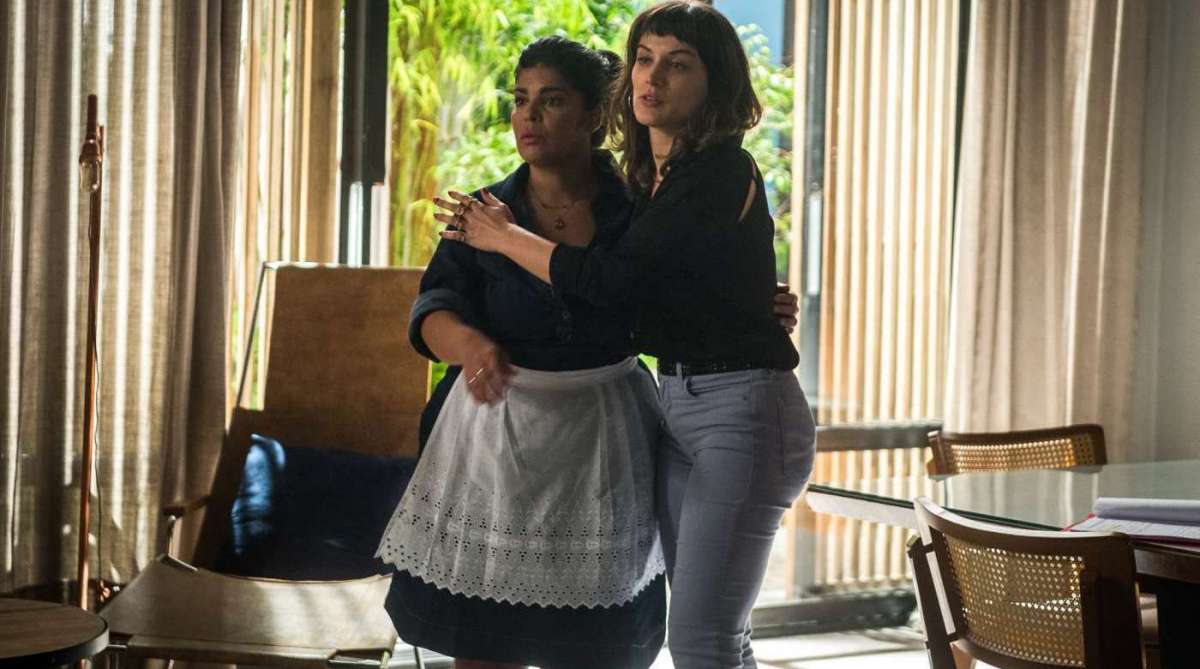 Cena de Janete (Daniela Fontan) com Clara (Bianca Bin) de 'O Outro Lado do Paraíso'
