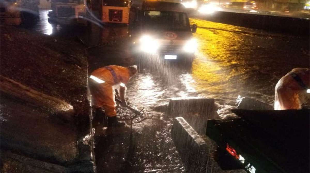 Bolsão d'água na Avenida Brasil, na altura do Viaduto Ataulfo Alves, em Benfica, no sentido Centro