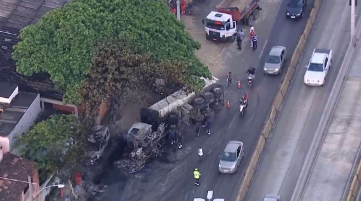 Carreta tombou e pegou fogo