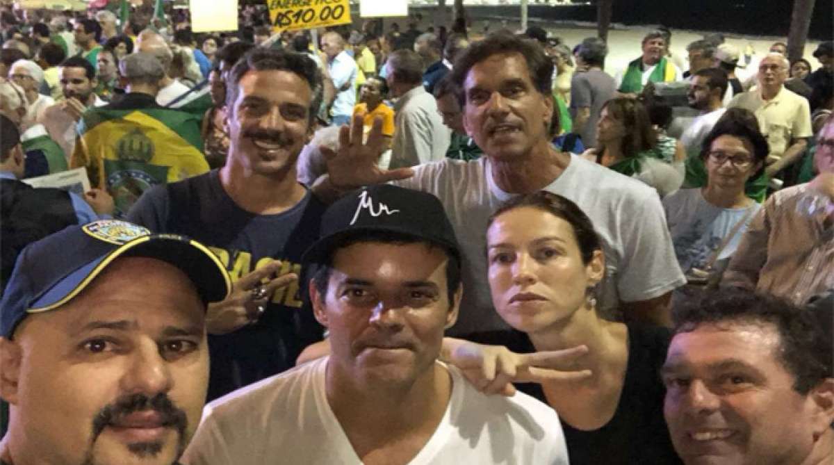 Manifestantes se reúnem em Copacabana contra habeas corpus de Lula