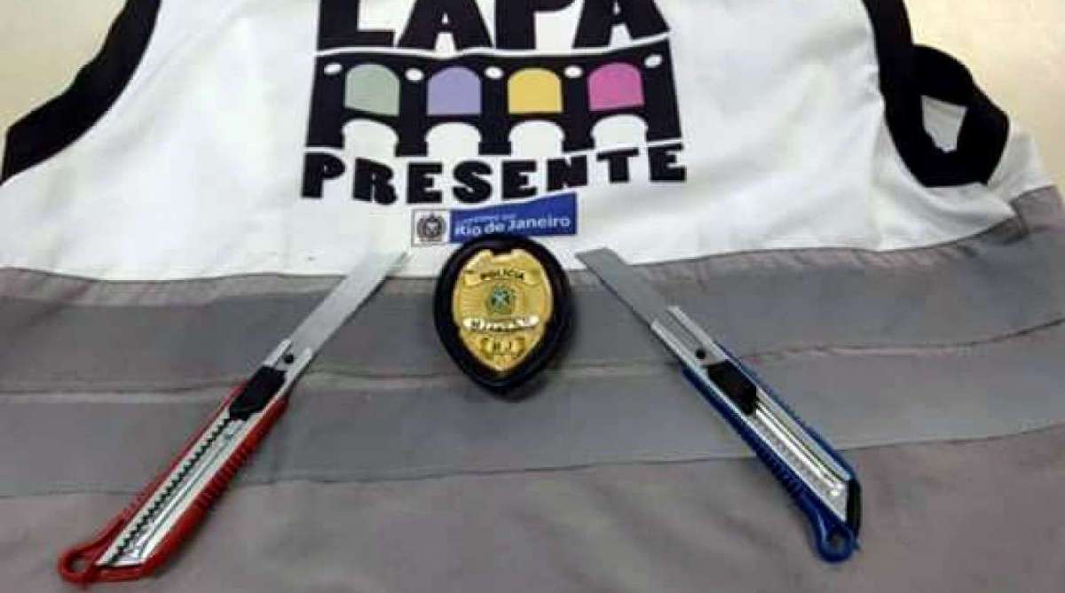 Agentes prendem travestis com estiletes