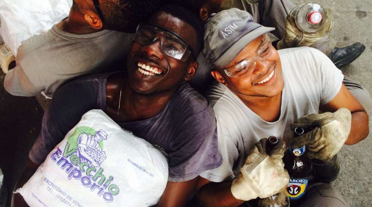 Moradores da Mangueira (esquerda) ganham alimentos por doação de vidro. Retorna Machine (direita) concede pontos por entrega de garrafas  - FOTOS DIVULGAÇÃO
