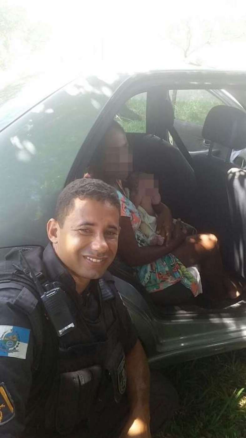 Mulher dá à luz a bebê em frente a cabine da PM - Divulgação