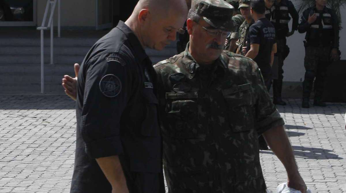 General Mauro Sinott Lopes  com Delegado da CORE [Cordenadoria de recursos especiais]  Rodrigo de Oliveira  o  General foi vist&oacute;riar  e saber das  nessecidades do departamento Foto  Severino  Silva Agencia O Dia