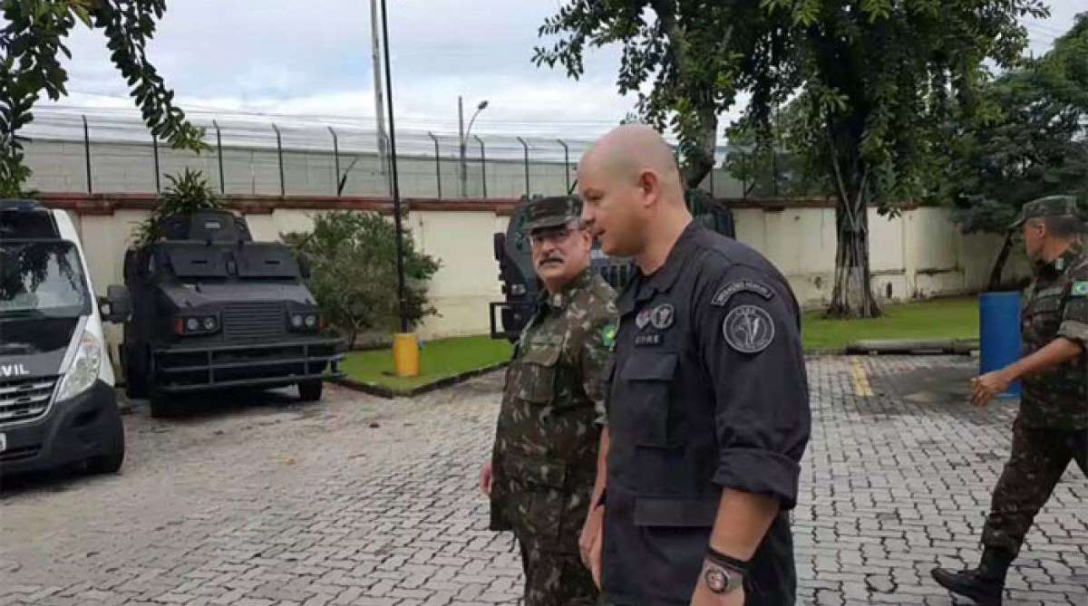 General Mauro Sinott foi recebido pelo coordenador da unidade, delegado Rodrigo Oliveira, na Cidade da Pol&iacute;cia