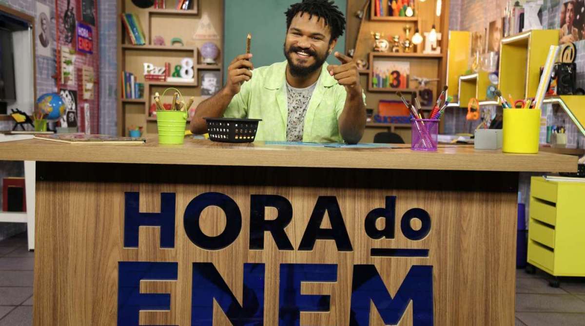 No alto, Land Vieira apresentando o 'Hora do Enem', da TV Escola. À dir., com a irmã Heslaine - Rafael Lima/Divulgação