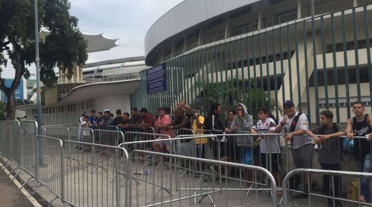 Victor Lima, Anderson Oliveira e Victor Assis foram os primeiros da fila e ficaram por mais de 12 horas