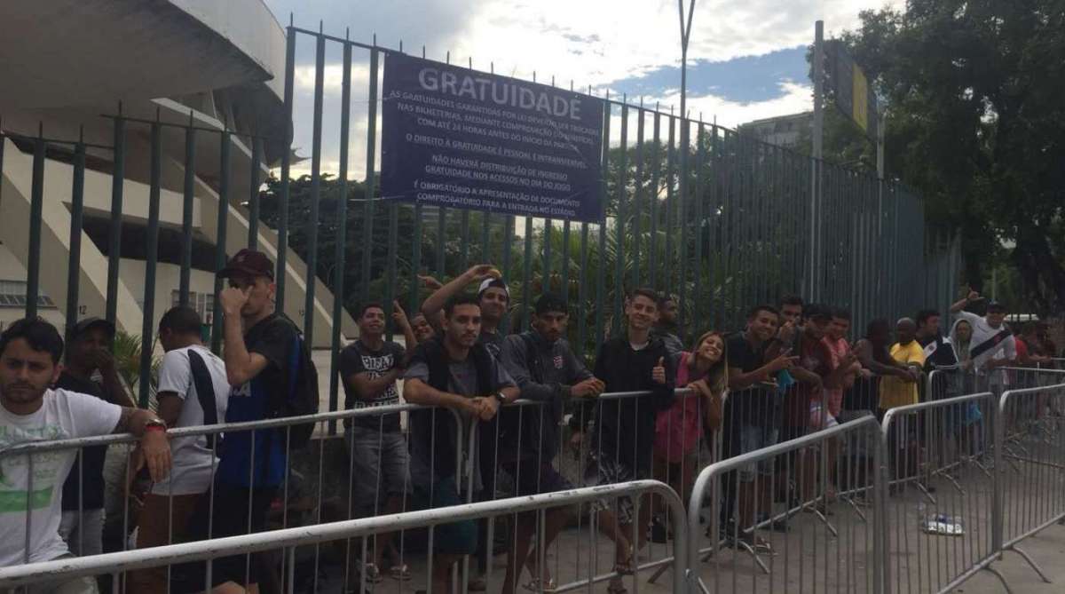 Victor Lima, Anderson Oliveira e Victor Assis foram os primeiros da fila e ficaram por mais de 12 horas